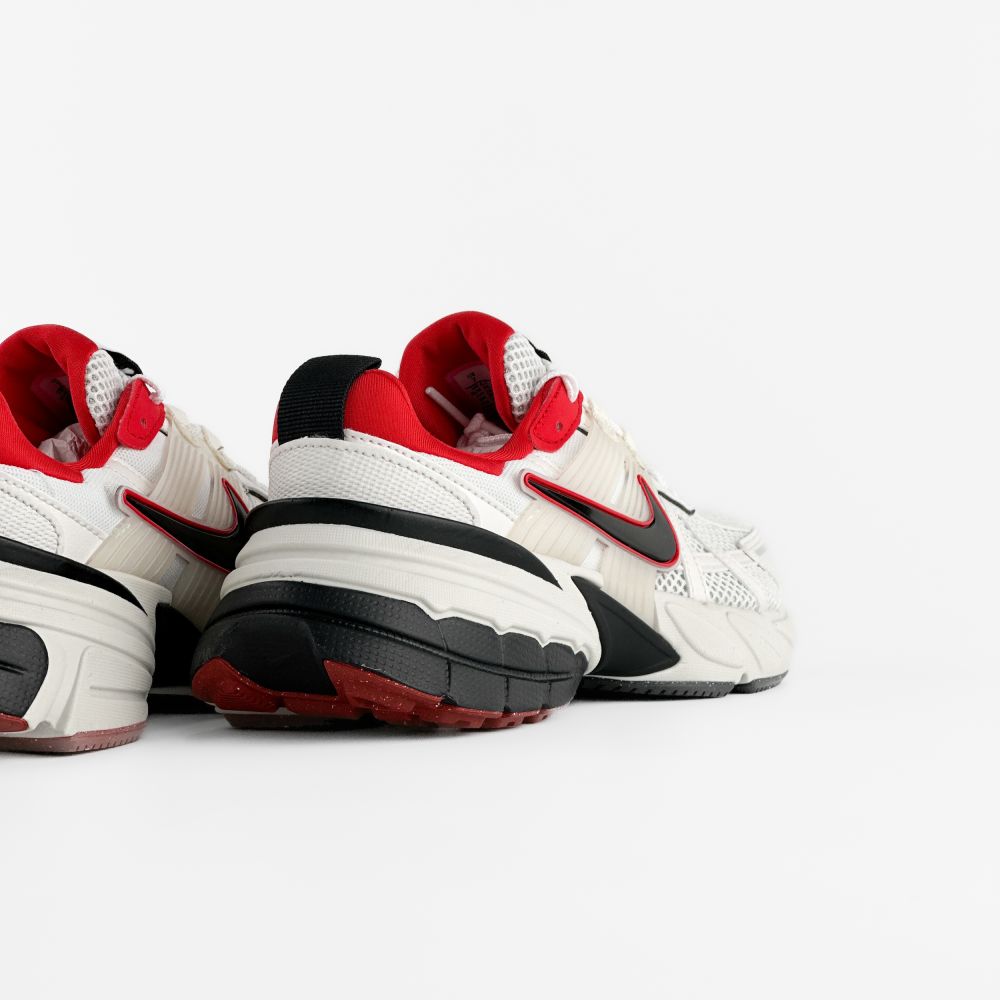 Кросівки Nike V2K Run HF0120 100